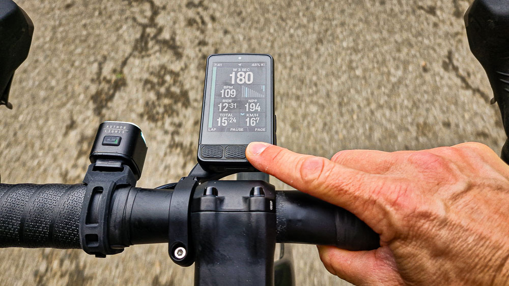 Wahoo Elemnt Roam V3 - GPS cyklopočítač na riadidlách bicykla